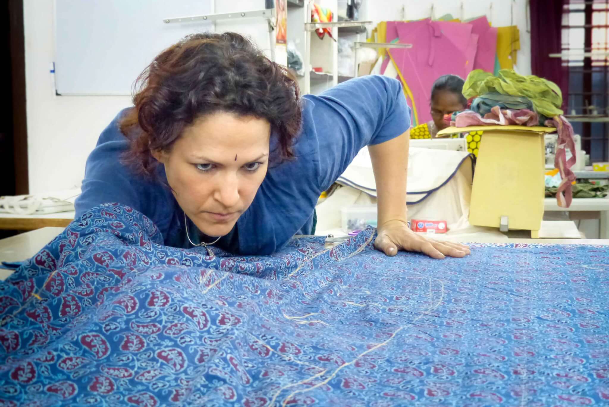 Melissa de valera au travail à l'atelier Takla Makan à Pondichéry
