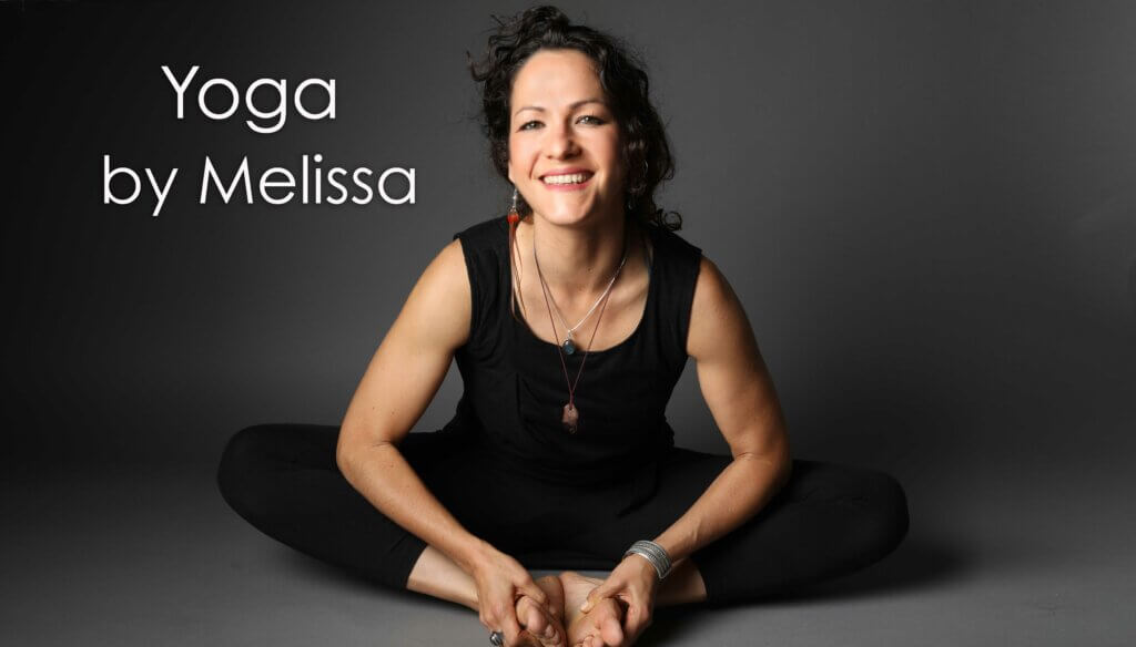 melissa de valera assise dans une posture de yoga