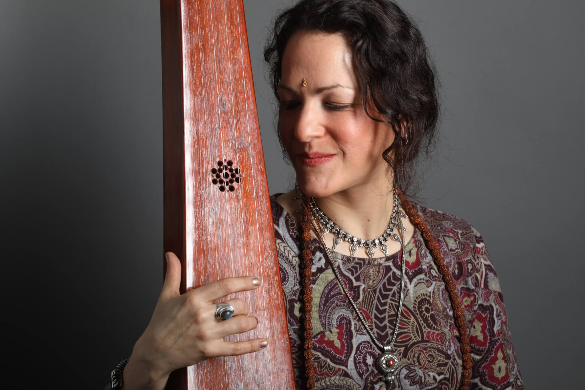 Melissa de valera joue au tampura et chante des mantra