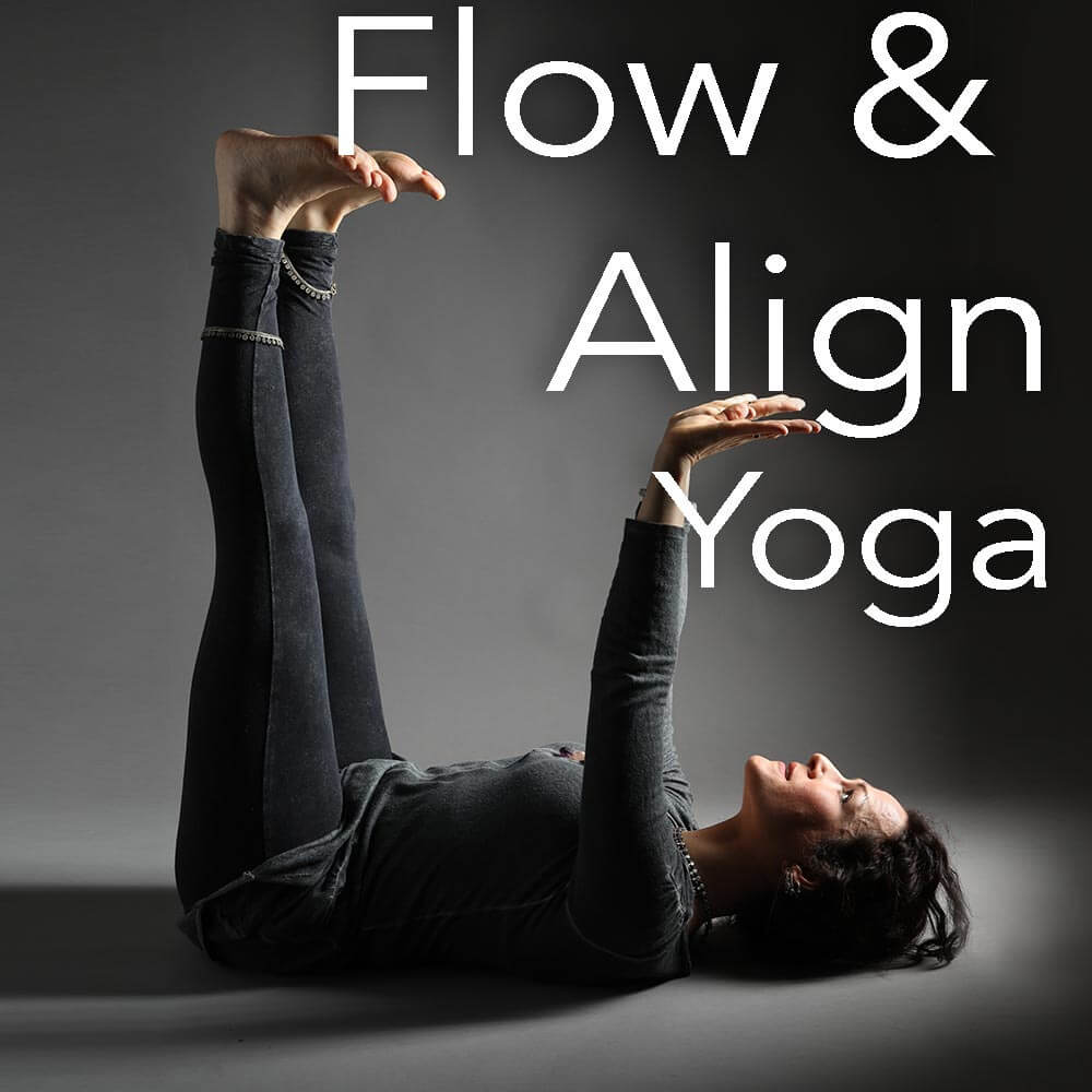 Melissa de Valera enseigne une posture de yoga