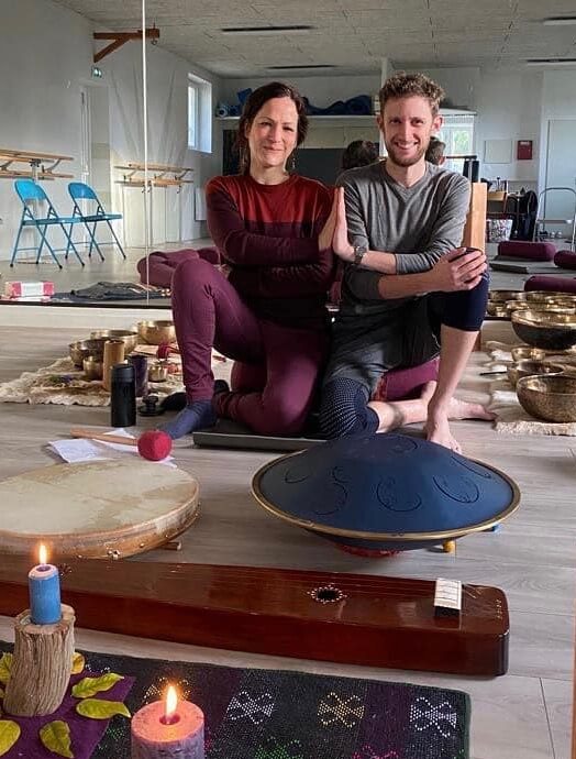 Melissa de Valera et Romain cardinaud assis en yoga