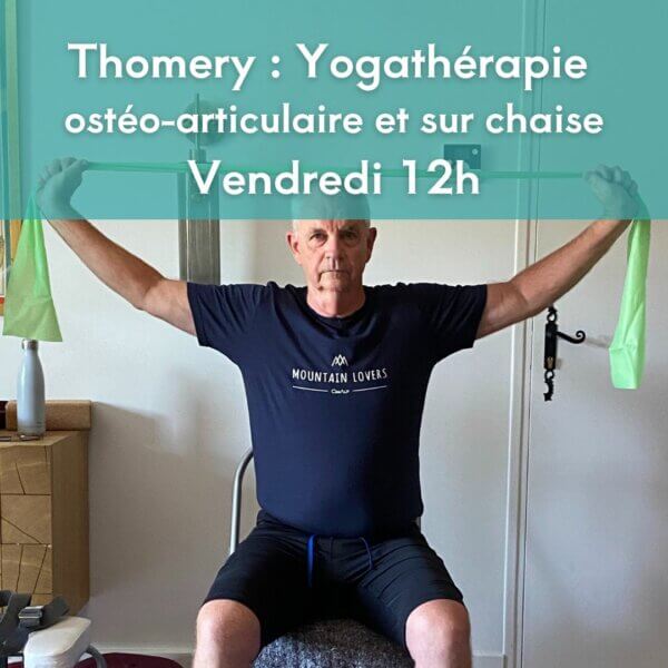 un homme d'une soixantaine d'années pratique le yoga sur chaise et étire ses bras vers le haut