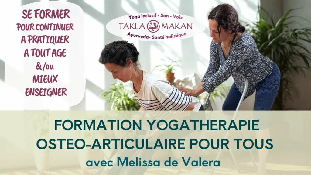 Melissa de Valera ajuste une élève de formation en yogathérapie ostéo-articulaire