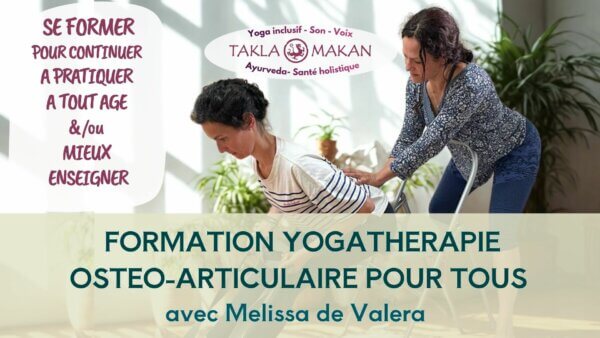 Melissa de Valera ajuste une élève de formation en yogathérapie ostéo-articulaire