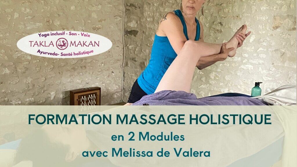 un eleve en formation de massage holistique masse une jambe