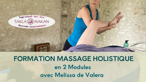 un eleve en formation de massage holistique masse une jambe