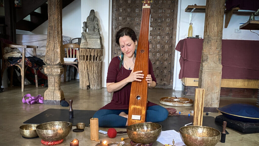 Melissa de Valera chante des mantras en s'accompagnant d'un tanpura